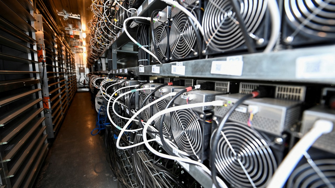 Профессиональная майнинг-ферма с рядами ASIC-устройств в промышленном дата-центре